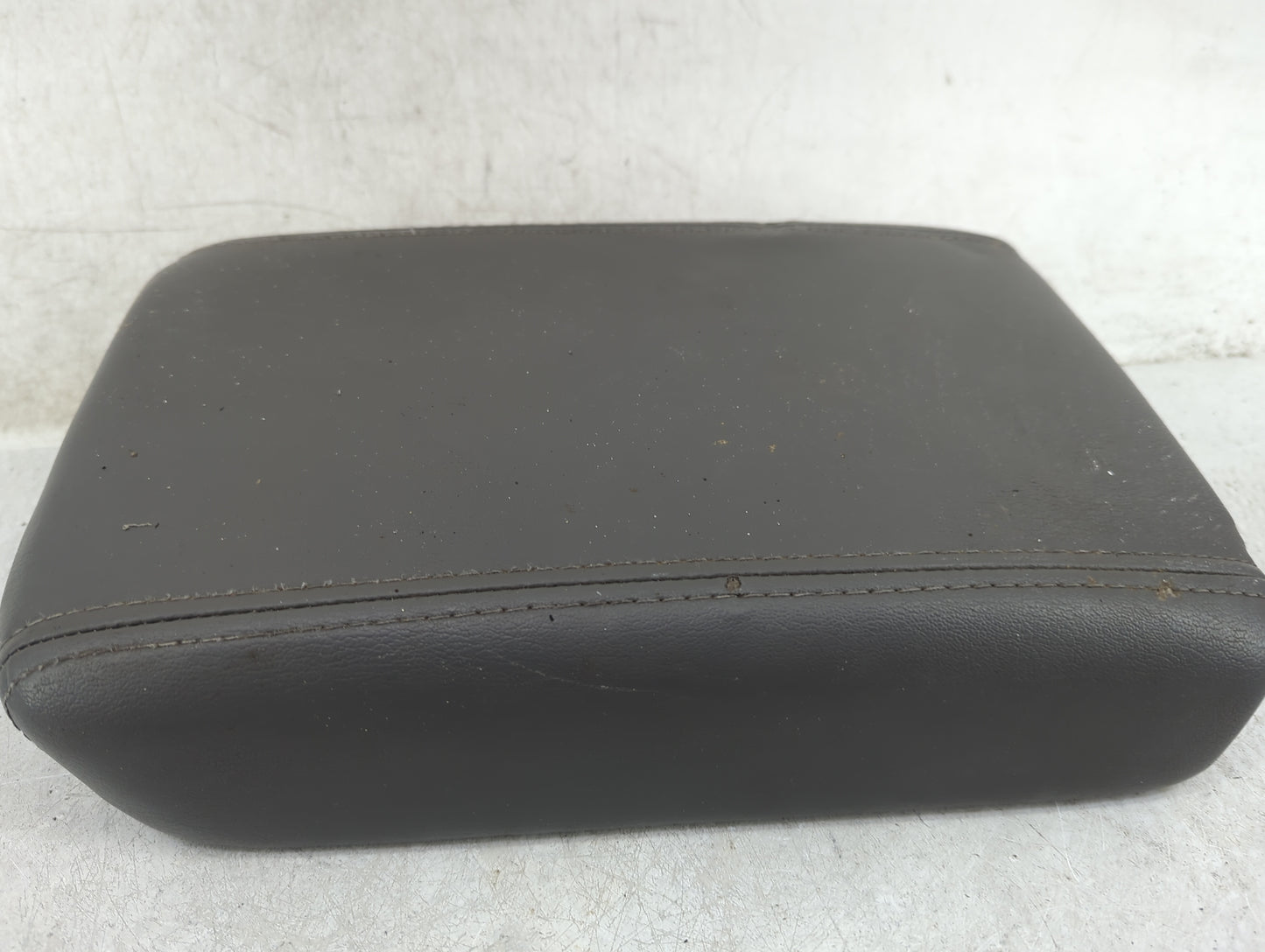 2017 Chevrolet Traverse Center Console Armrest Cover Lid P/N:22905366 Fits OEM Used Auto Parts - Oemusedautoparts1.com