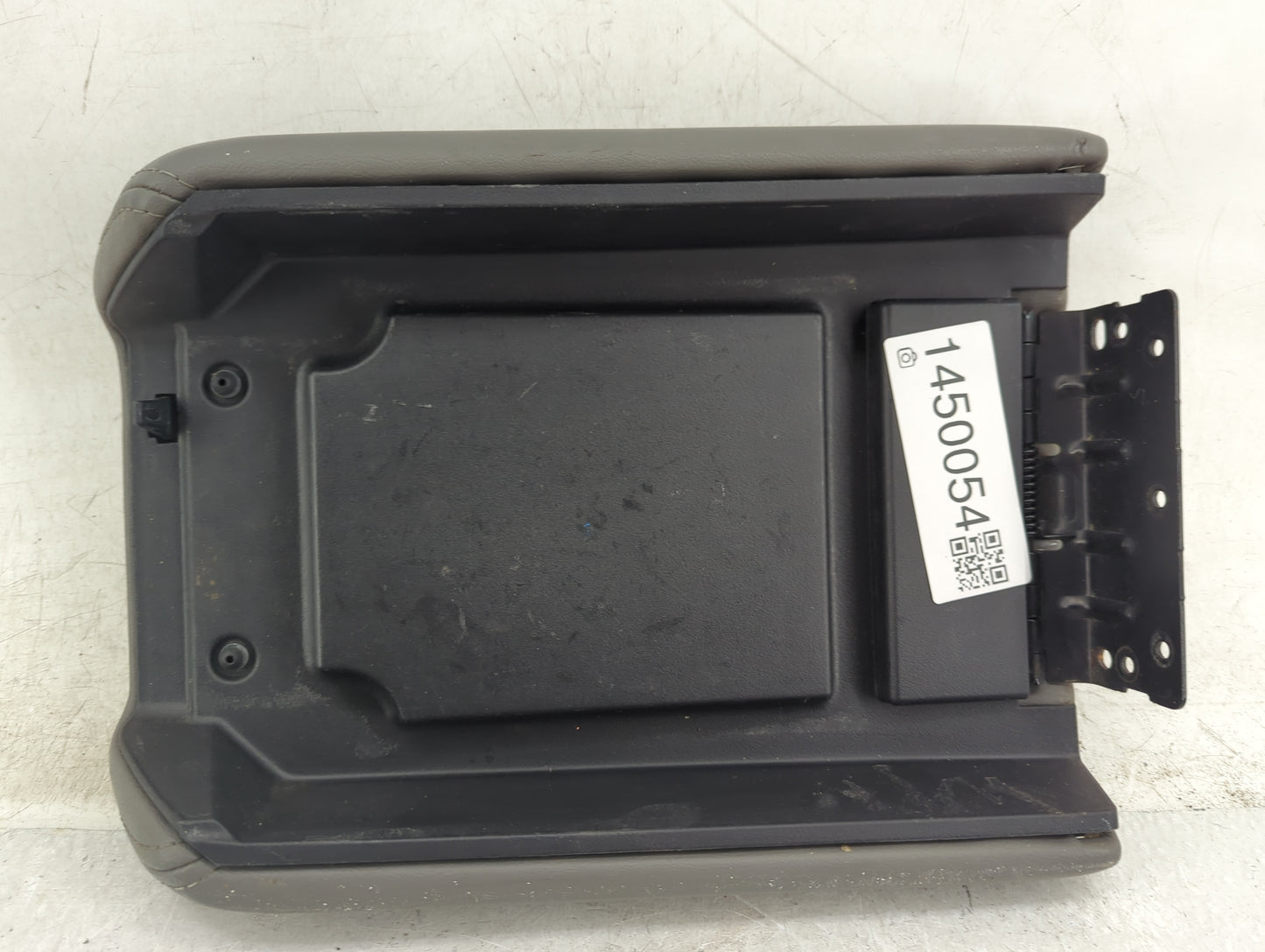 2017 Chevrolet Traverse Center Console Armrest Cover Lid P/N:22905366 Fits OEM Used Auto Parts - Oemusedautoparts1.com