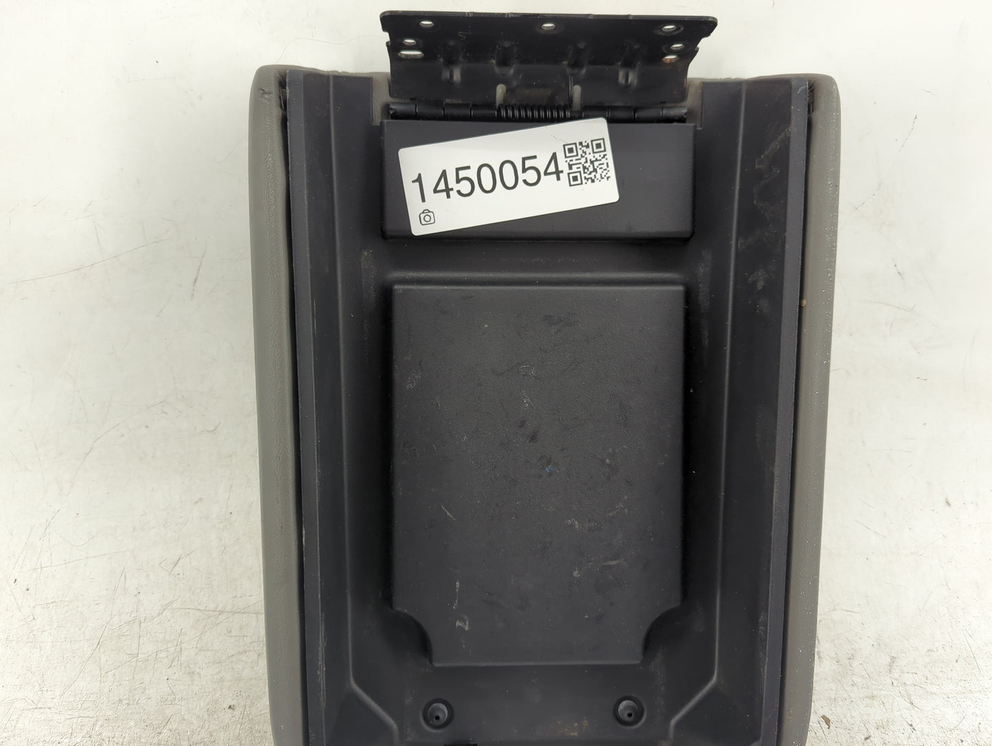 2017 Chevrolet Traverse Center Console Armrest Cover Lid P/N:22905366 Fits OEM Used Auto Parts - Oemusedautoparts1.com