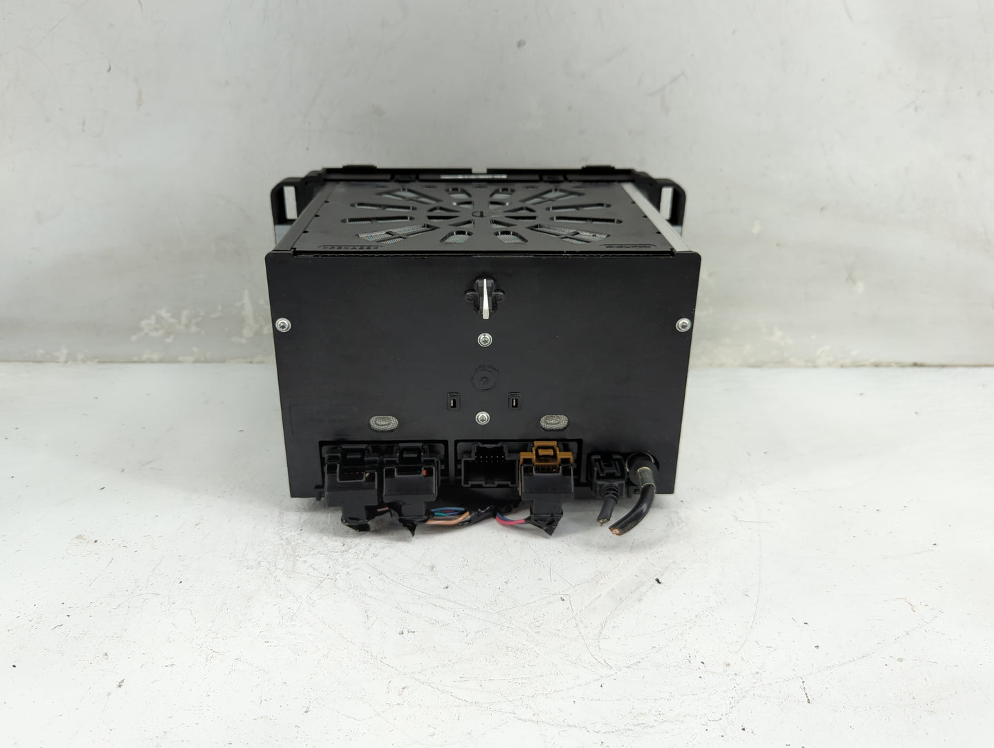 2016-2017 Chevrolet Traverse Radio AM FM Cd Player Receiver Replacement P/N:84082781 Fits Fits 2016 2017 OEM Used Auto Parts