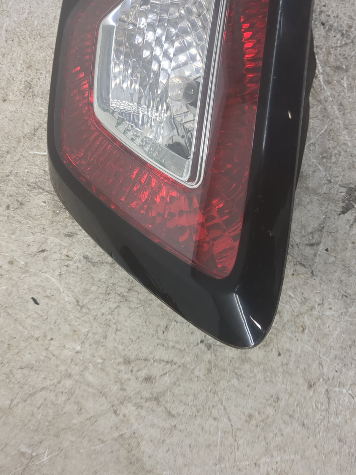 2013 Chevrolet Traverse Driver Left Side Deck Lid Mounted Tail Light 1501673 - Oemusedautoparts1.com