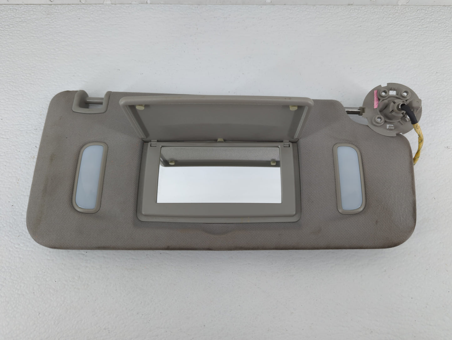 2017 Chevrolet Traverse Sun Visor Shade Replacement Passenger Right Mirror Fits OEM Used Auto Parts - Oemusedautoparts1.com