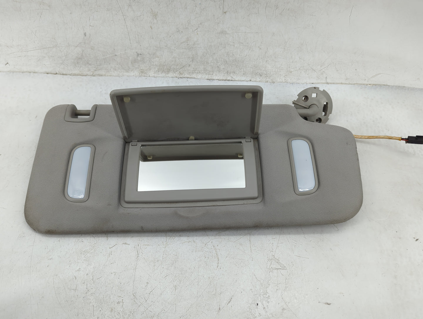 2017 Chevrolet Traverse Sun Visor Shade Replacement Passenger Right Mirror Fits OEM Used Auto Parts - Oemusedautoparts1.com