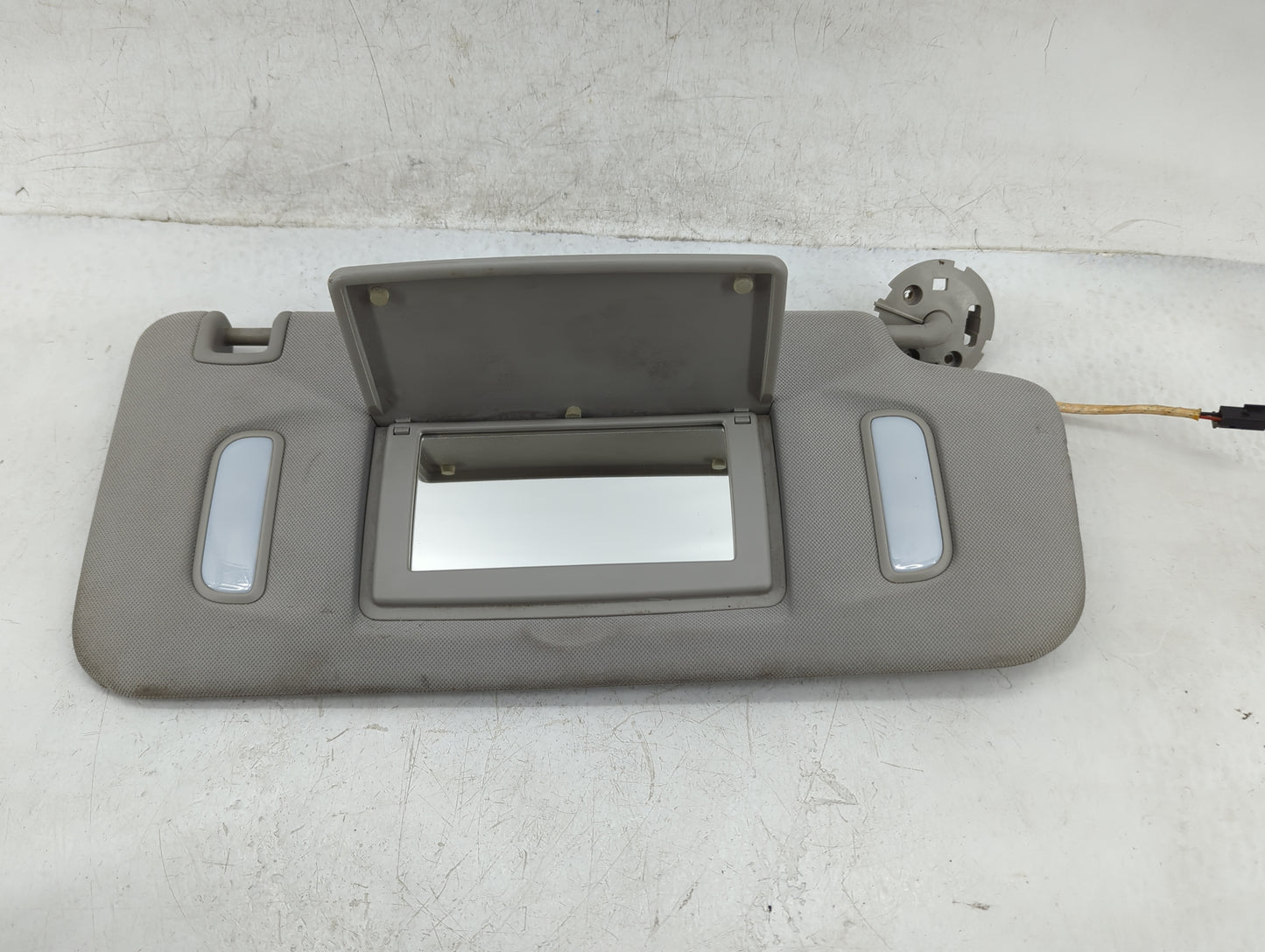 2017 Chevrolet Traverse Sun Visor Shade Replacement Passenger Right Mirror Fits OEM Used Auto Parts - Oemusedautoparts1.com