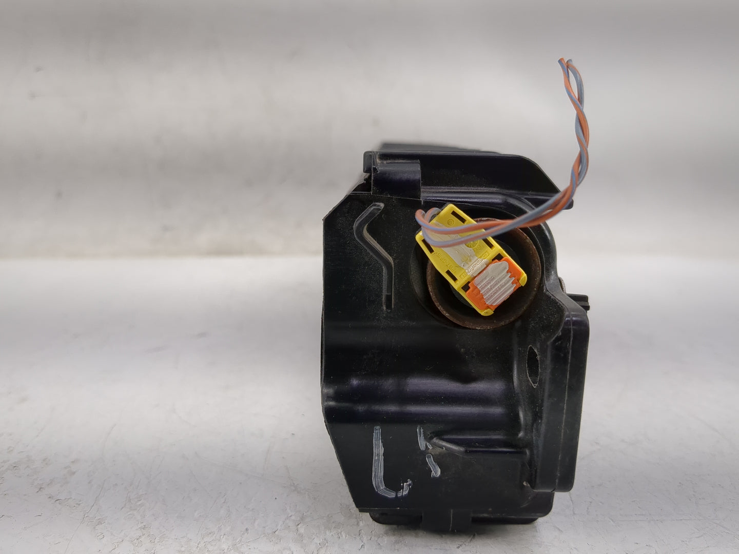 2013-2017 Chevrolet Trax Air Bag Driver Left Knee OEM P/N:9525 9946 Fits Fits 2013 2014 2015 2016 2017 OEM Used Auto Parts -