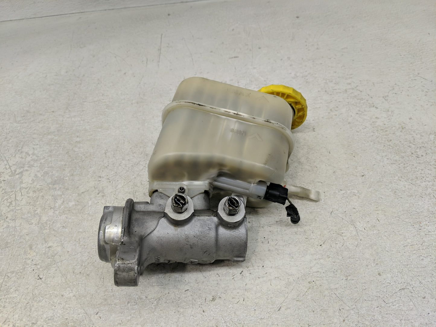 2015-2017 Chrysler 200 Brake Master Cylinder - Oemusedautoparts1.com