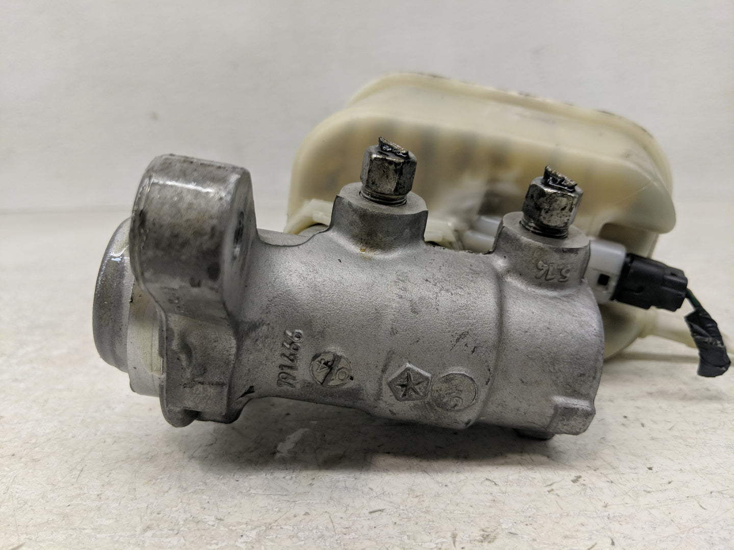 2015-2017 Chrysler 200 Brake Master Cylinder - Oemusedautoparts1.com