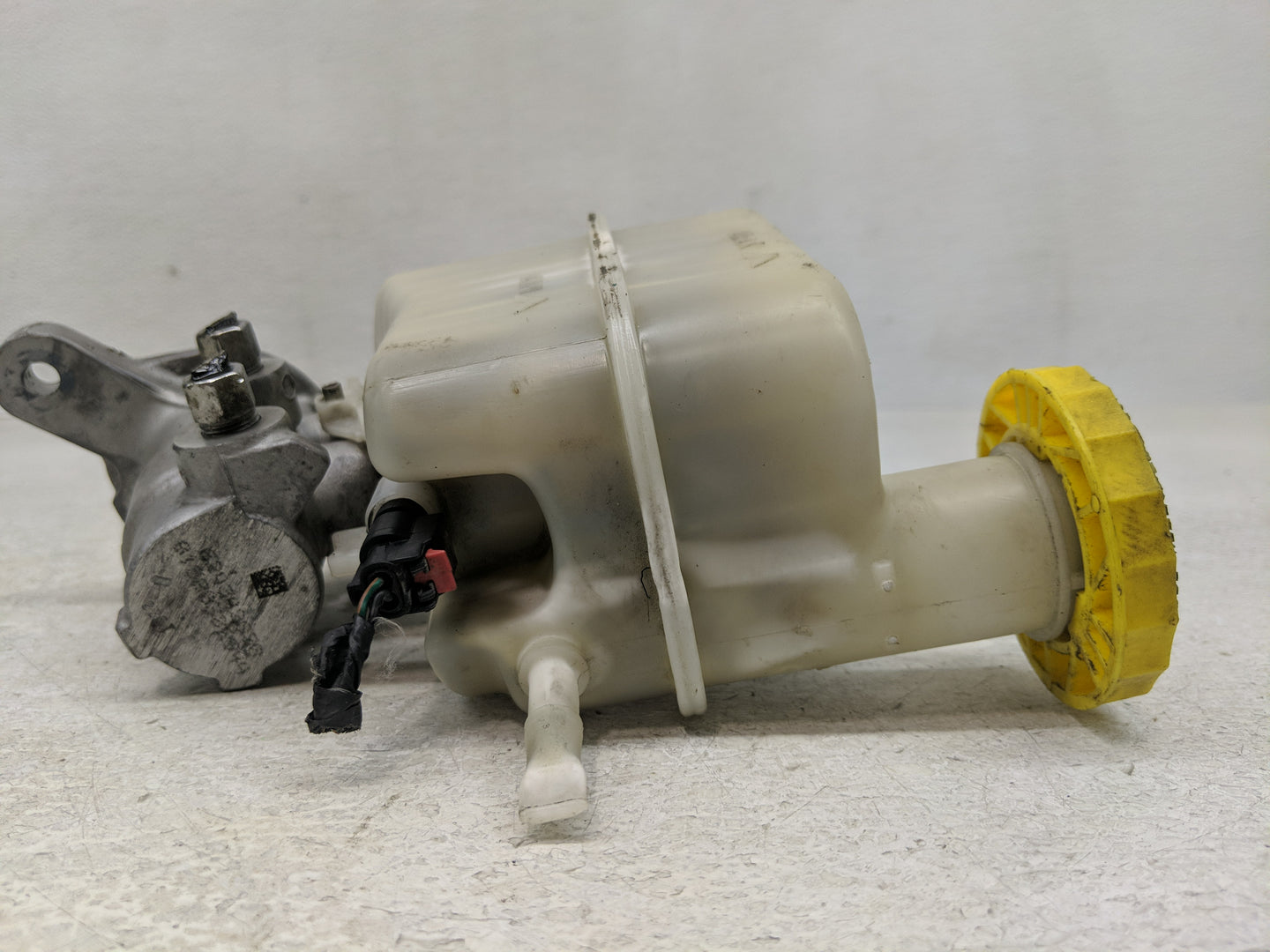 2015-2017 Chrysler 200 Brake Master Cylinder - Oemusedautoparts1.com
