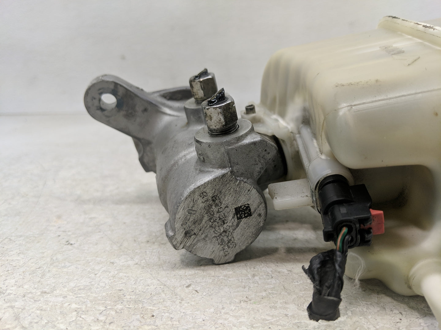 2015-2017 Chrysler 200 Brake Master Cylinder - Oemusedautoparts1.com