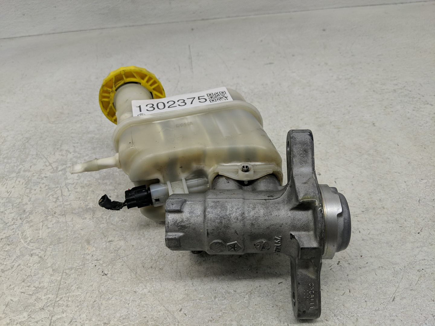 2015-2017 Chrysler 200 Brake Master Cylinder - Oemusedautoparts1.com