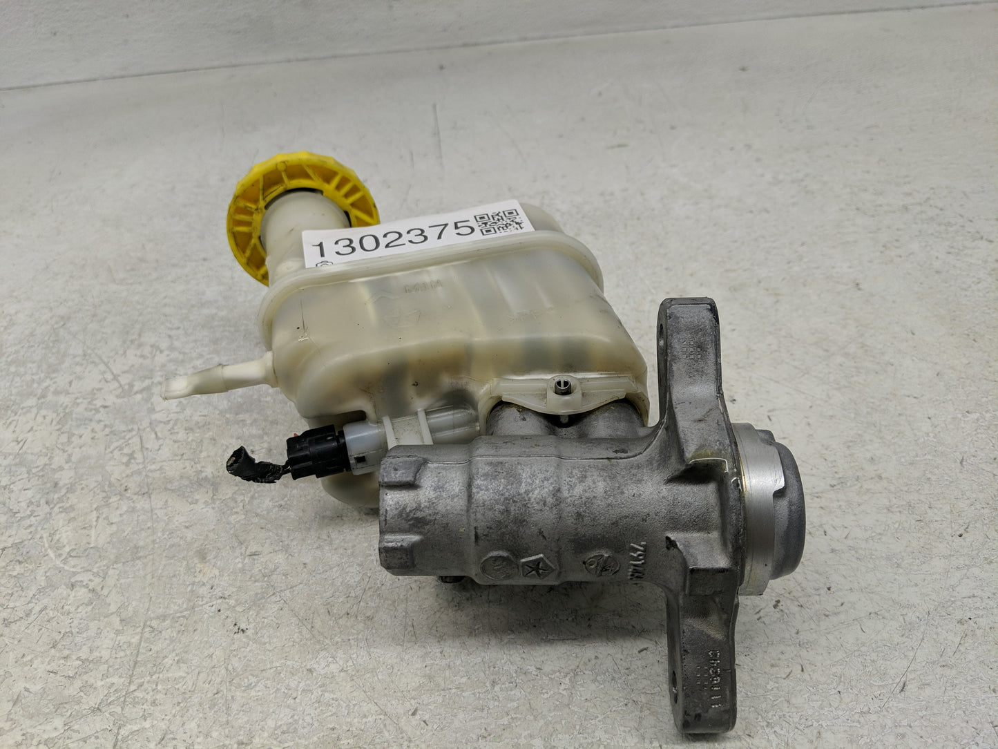 2015-2017 Chrysler 200 Brake Master Cylinder - Oemusedautoparts1.com