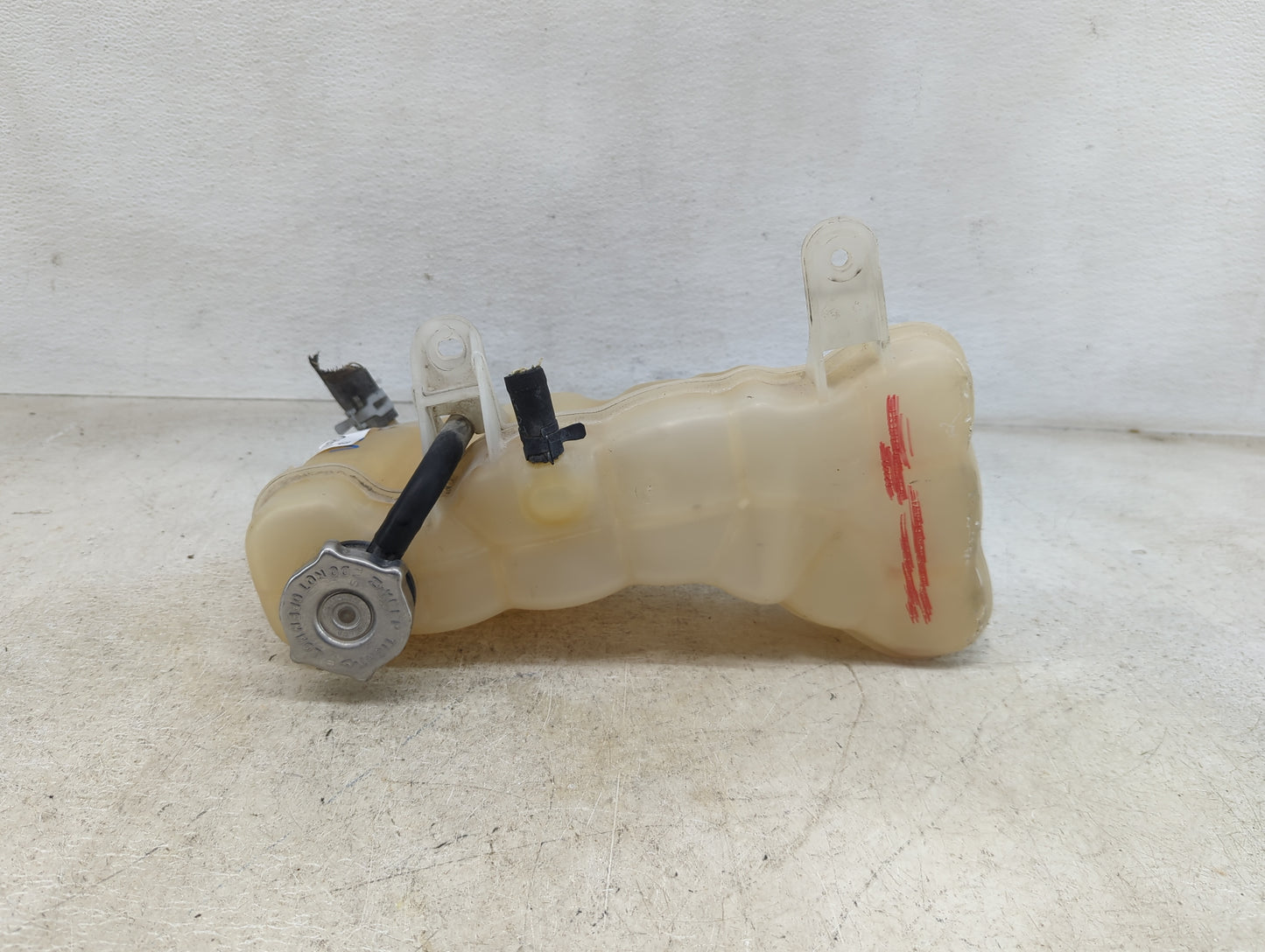 2017 Chrysler 300 Radiator Coolant Overflow Expansion Tank Bottle - Oemusedautoparts1.com