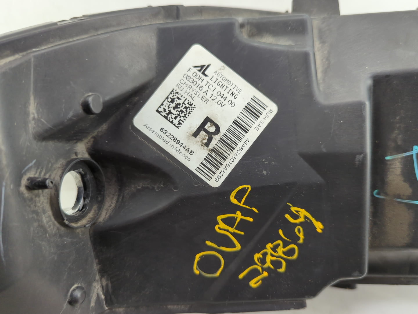 2017 Chrysler Pacifica Passenger Right Oem Head Light Headlight Lamp - Oemusedautoparts1.com