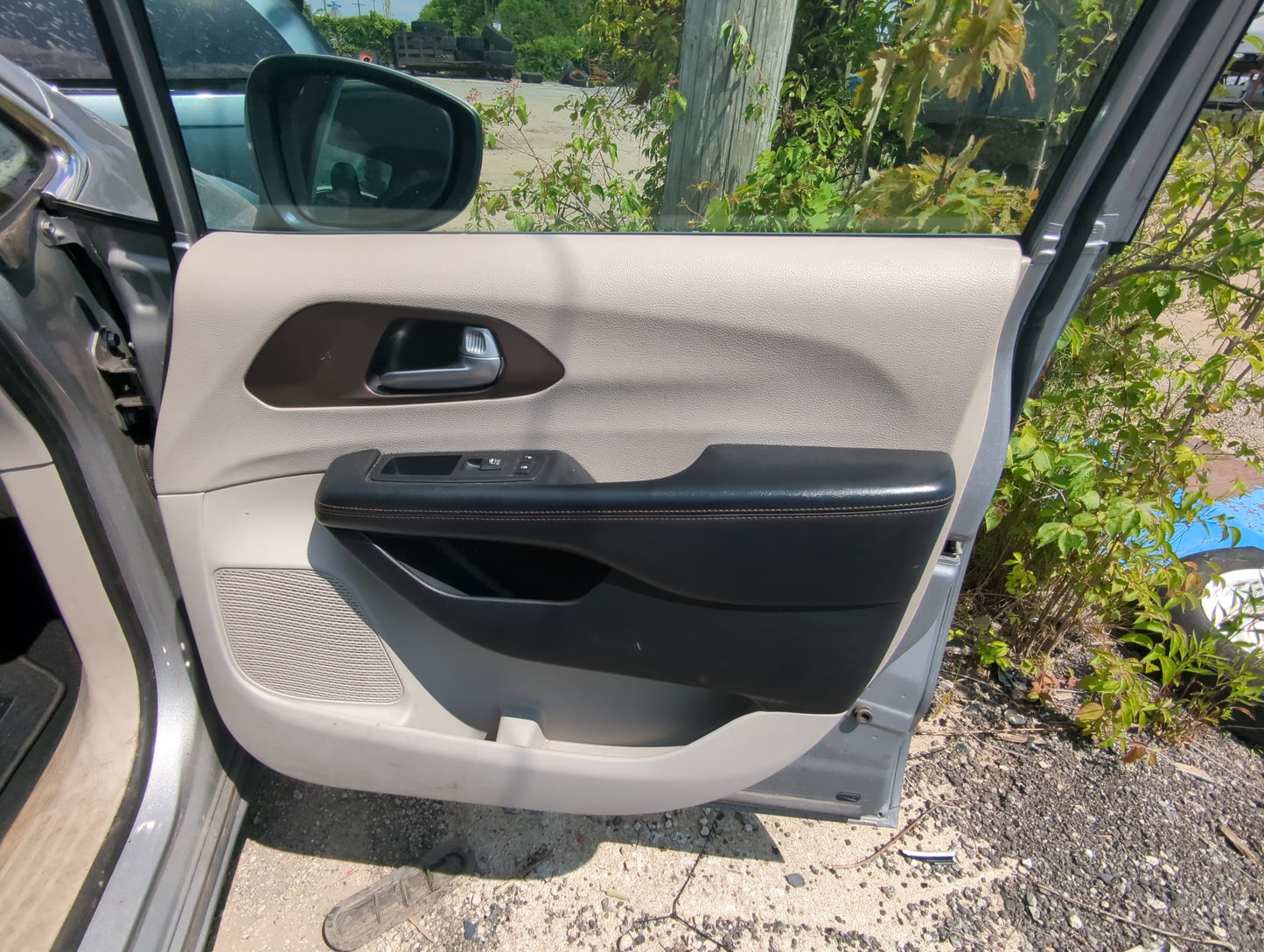 2017 Chrysler Pacifica Front Right Passenger Interior Door Panel Trim - Oemusedautoparts1.com
