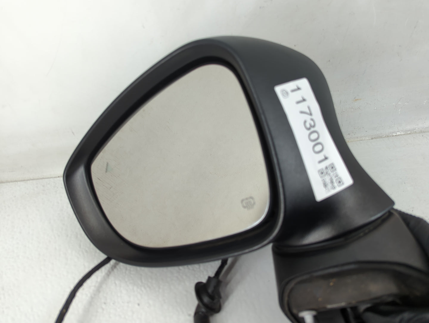 2017-2019 Chrysler Pacifica Driver Side View Mirror - Left Door Mirror OEM Used - Oemusedautoparts1.com