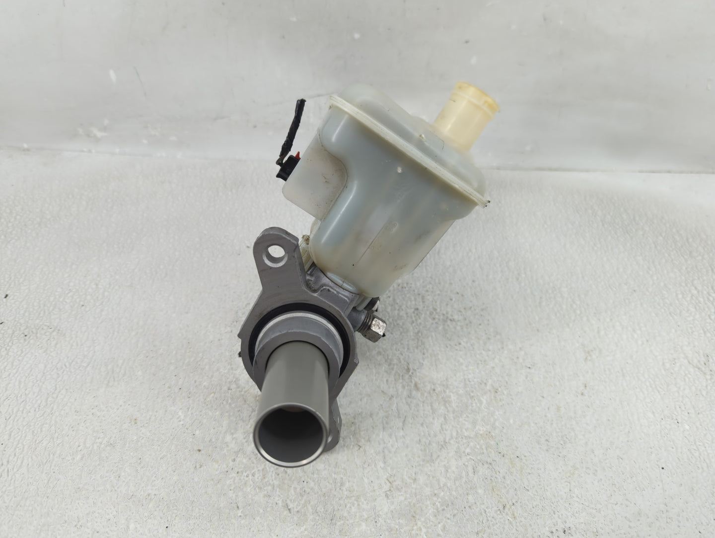 2017-2022 Chrysler Pacifica Brake Master Cylinder - Oemusedautoparts1.com