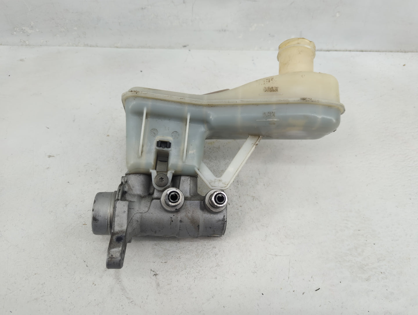 2017-2022 Chrysler Pacifica Brake Master Cylinder 1376420 - Oemusedautoparts1.com