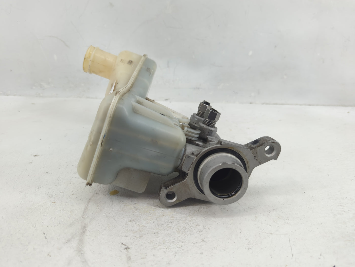 2017-2022 Chrysler Pacifica Brake Master Cylinder 1376420 - Oemusedautoparts1.com