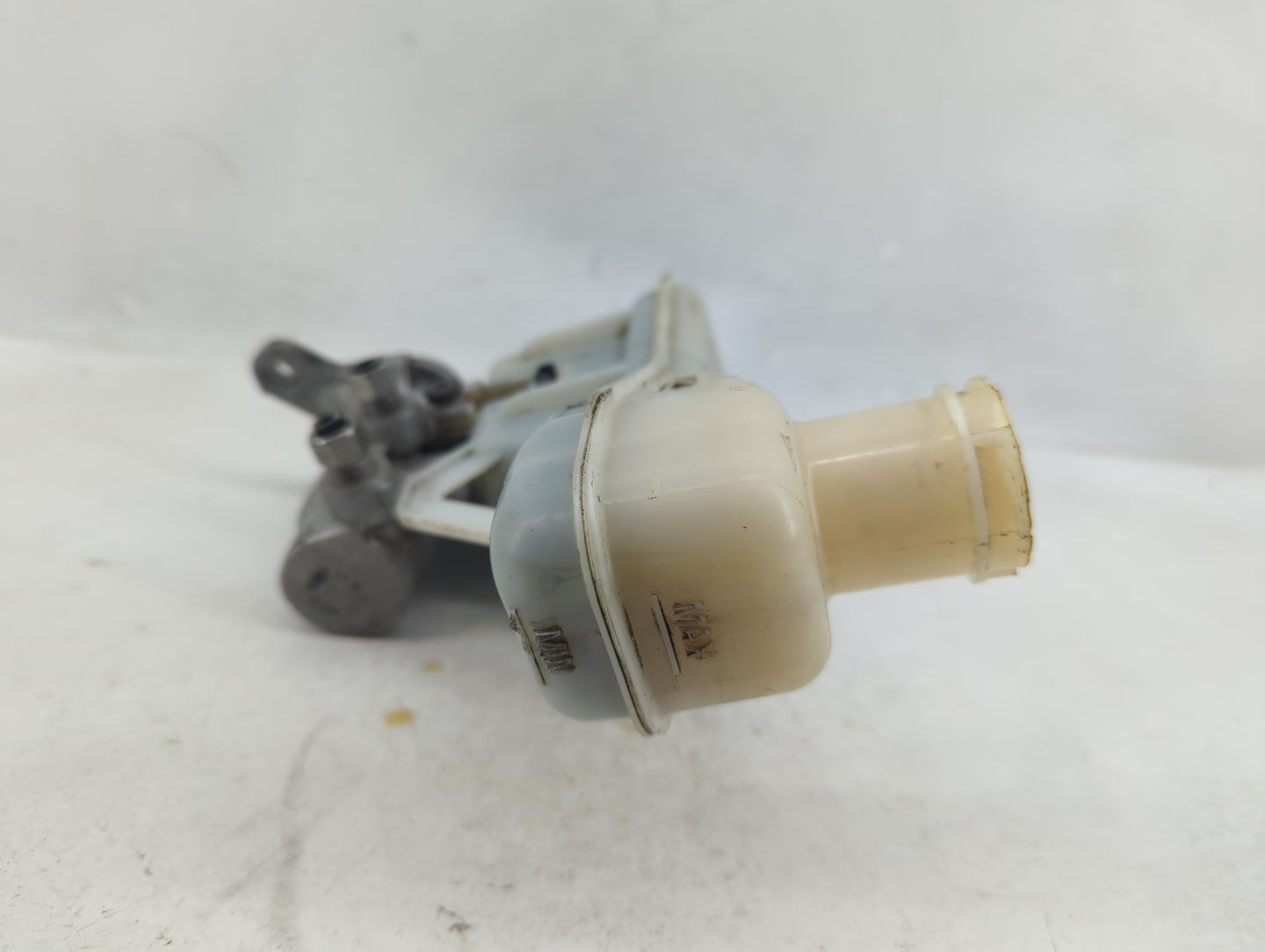 2017-2022 Chrysler Pacifica Brake Master Cylinder 1376420 - Oemusedautoparts1.com