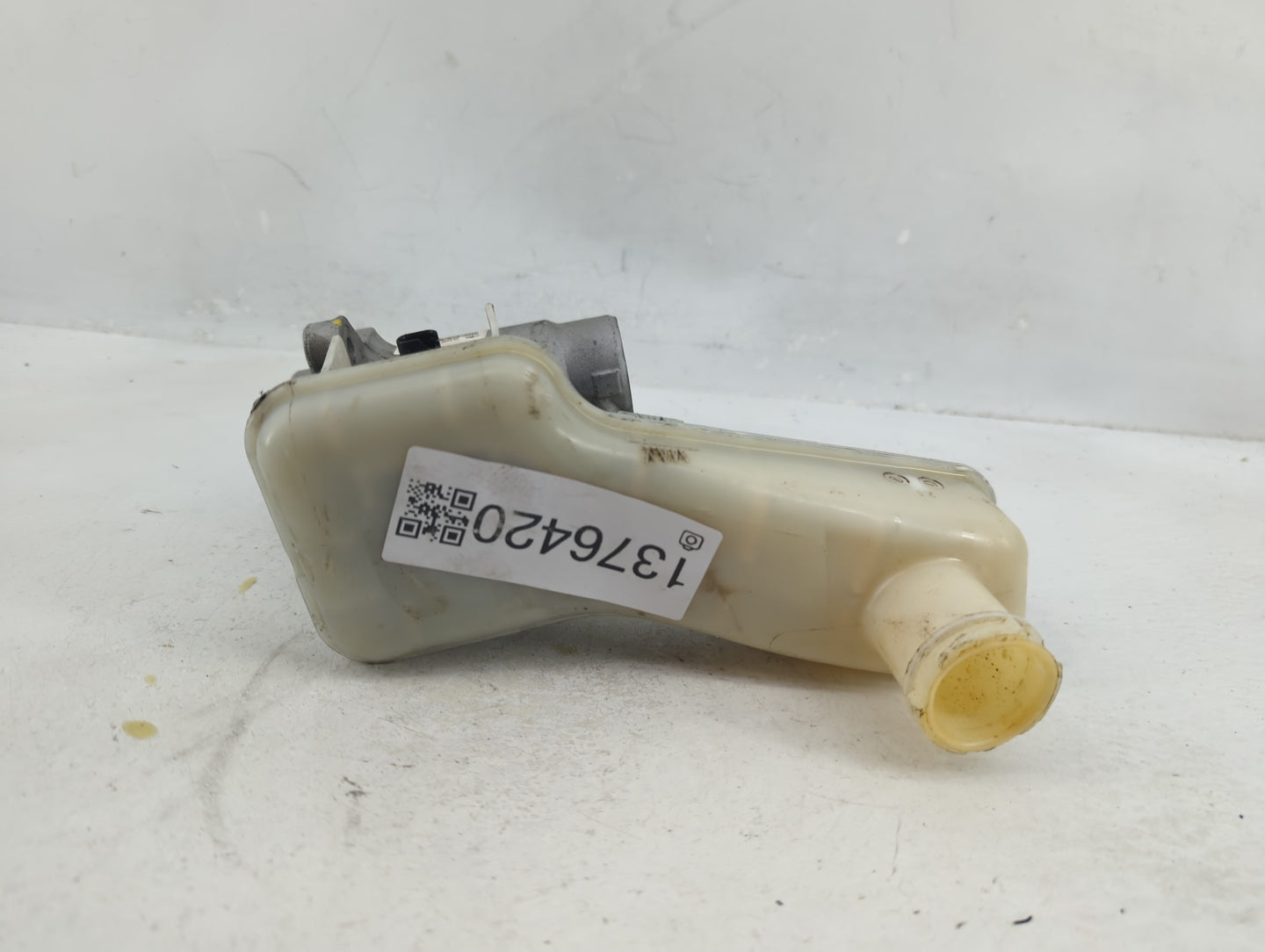 2017-2022 Chrysler Pacifica Brake Master Cylinder 1376420 - Oemusedautoparts1.com