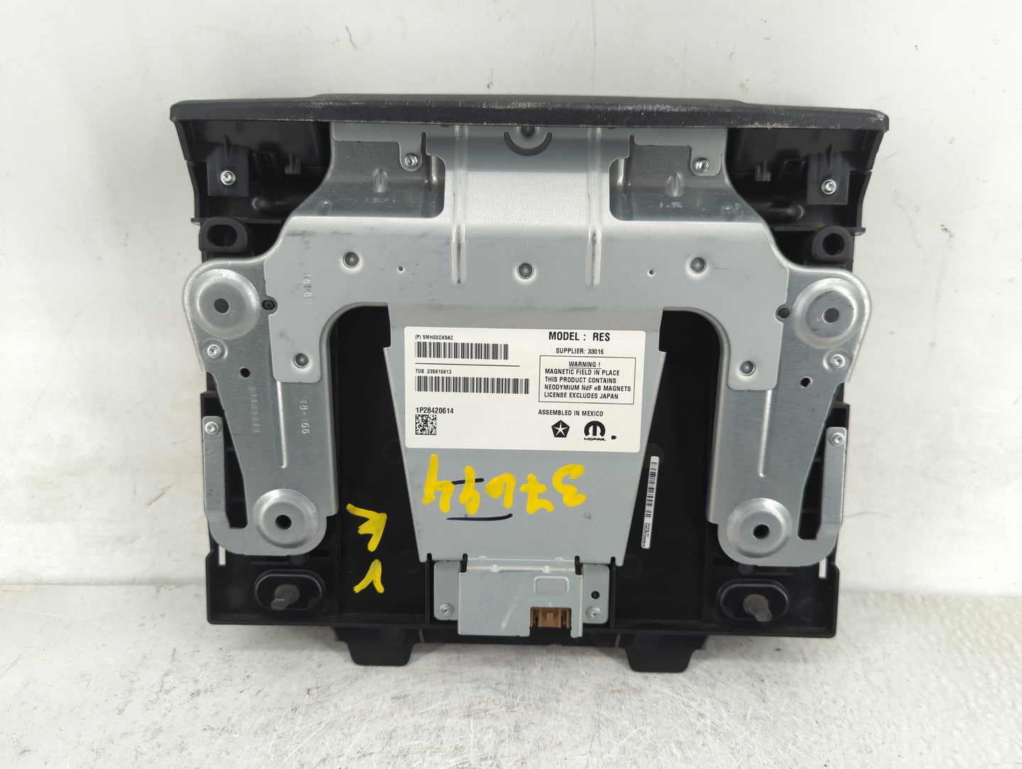 2017-2018 Chrysler Pacifica Am Fm Cd Player Radio Receiver - Oemusedautoparts1.com