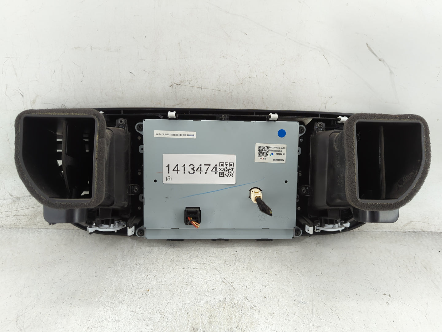 2017 Chrysler Pacifica Information Display Screen Black - Oemusedautoparts1.com