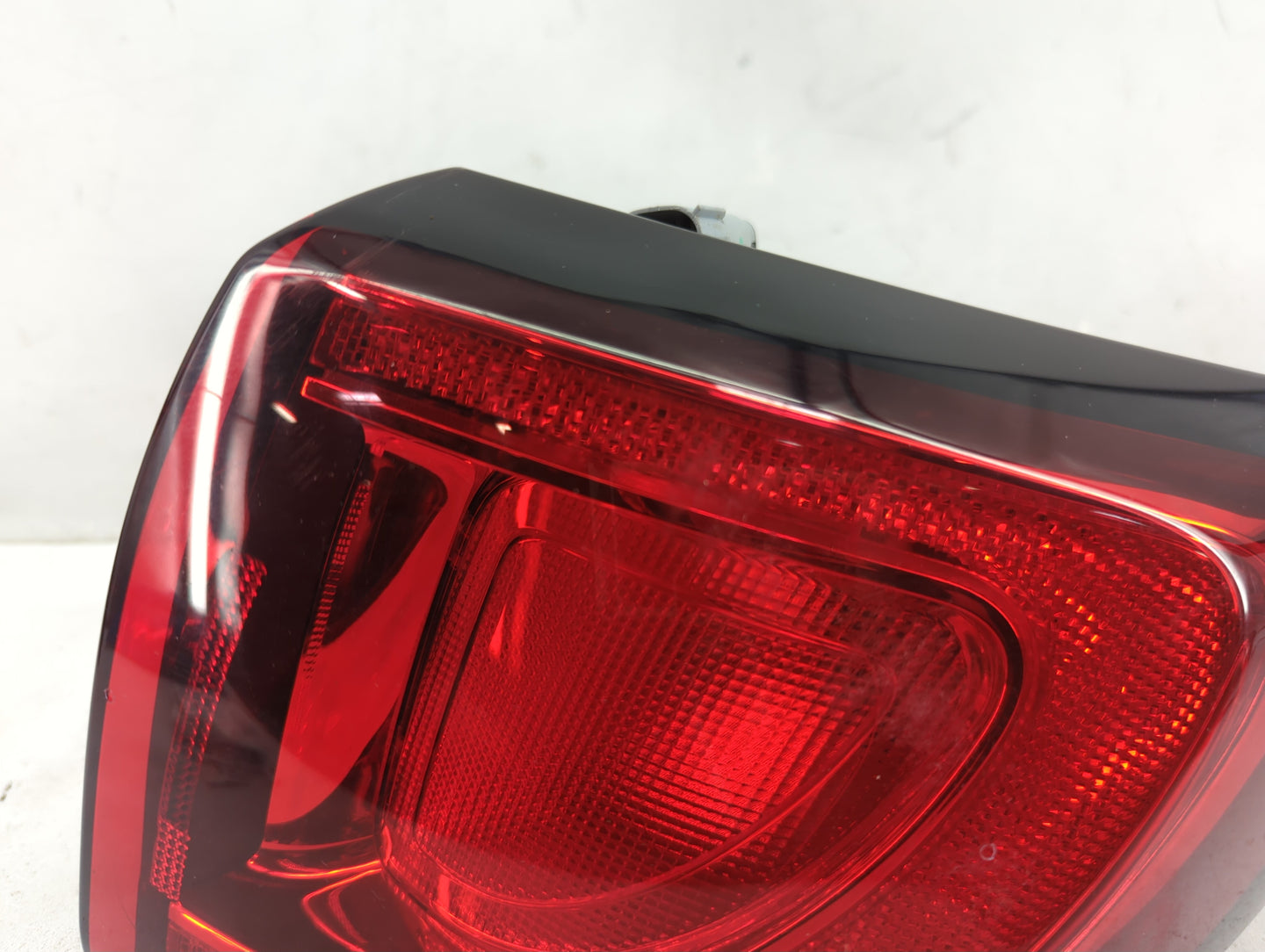 2017-2020 Chrysler Pacifica Tail Light Assembly Passenger Right OEM P/N:P68229028AB Fits Fits 2017 2018 2019 2020 OEM Used A