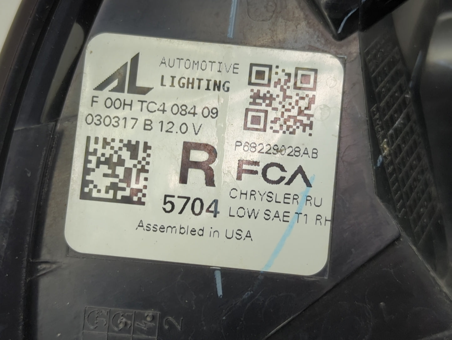 2017-2020 Chrysler Pacifica Tail Light Assembly Passenger Right OEM P/N:P68229028AB Fits Fits 2017 2018 2019 2020 OEM Used A