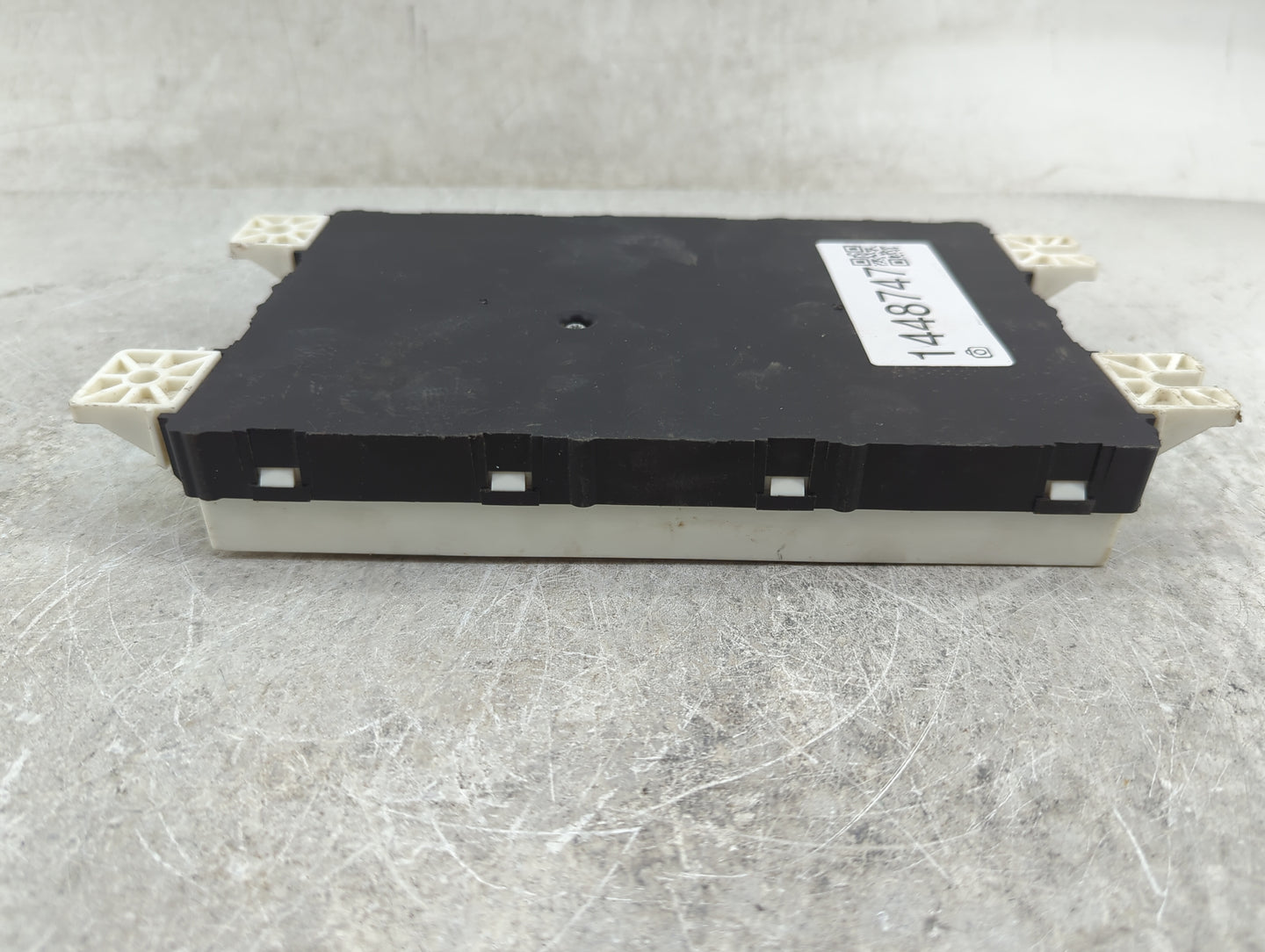 2017-2017 Chrysler Pacifica Body Control Module Bcm Inner Cabin Fuse Box - Oemusedautoparts1.com