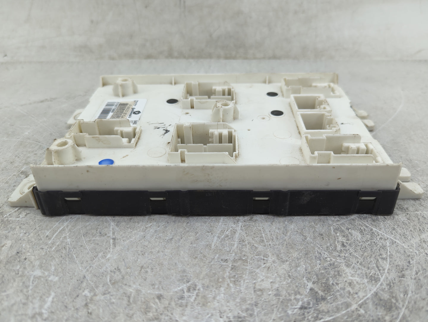 2017-2017 Chrysler Pacifica Body Control Module Bcm Inner Cabin Fuse Box - Oemusedautoparts1.com