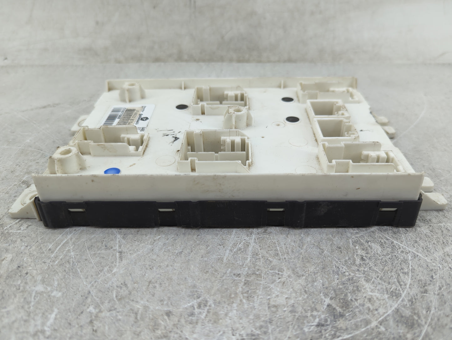 2017-2017 Chrysler Pacifica Body Control Module Bcm Inner Cabin Fuse Box - Oemusedautoparts1.com