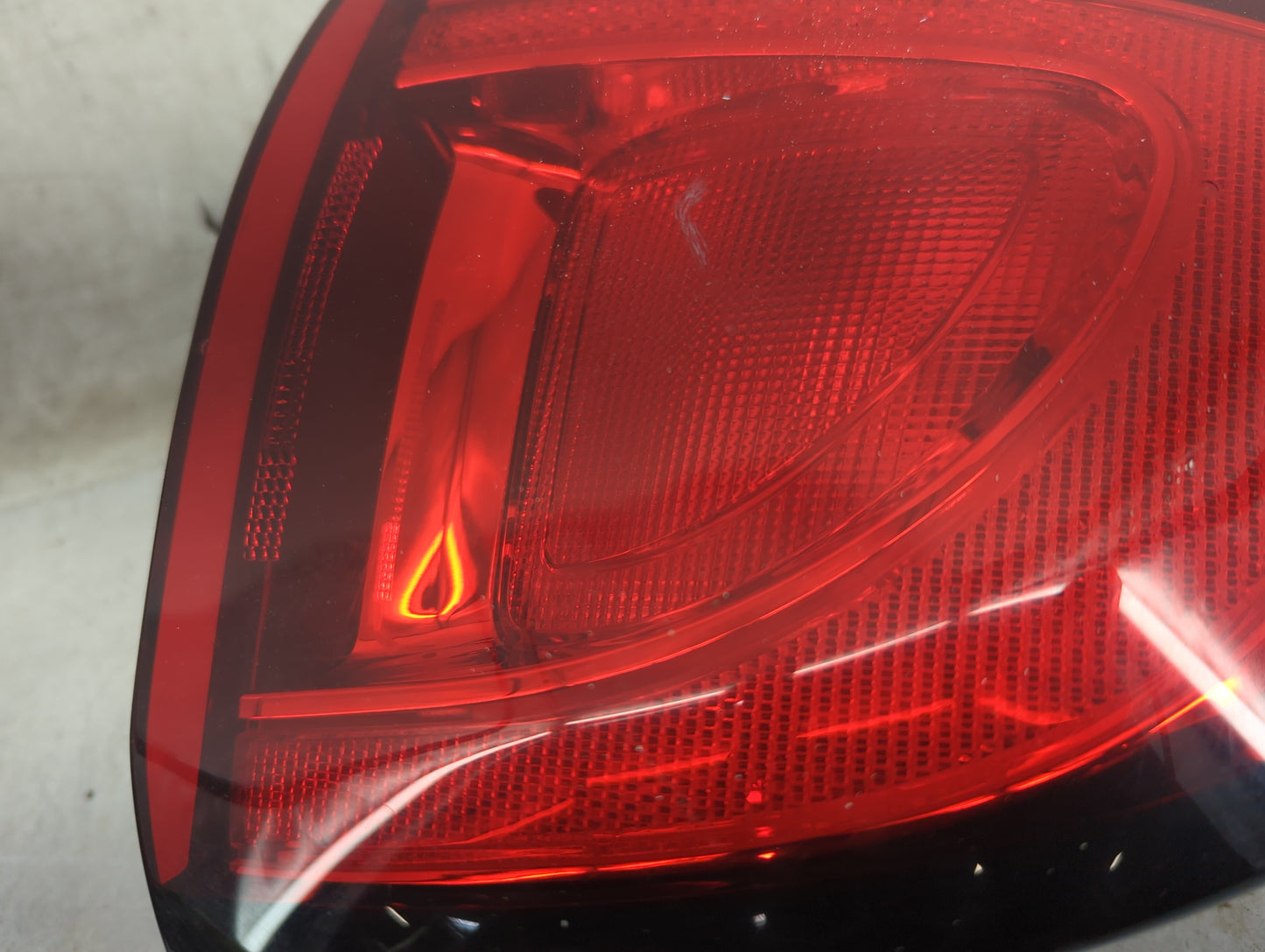 2017-2019 Chrysler Pacifica Tail Light Assembly Passenger Right OEM P/N:P68229028AB Fits Fits 2017 2018 2019 2020 2021 2022 