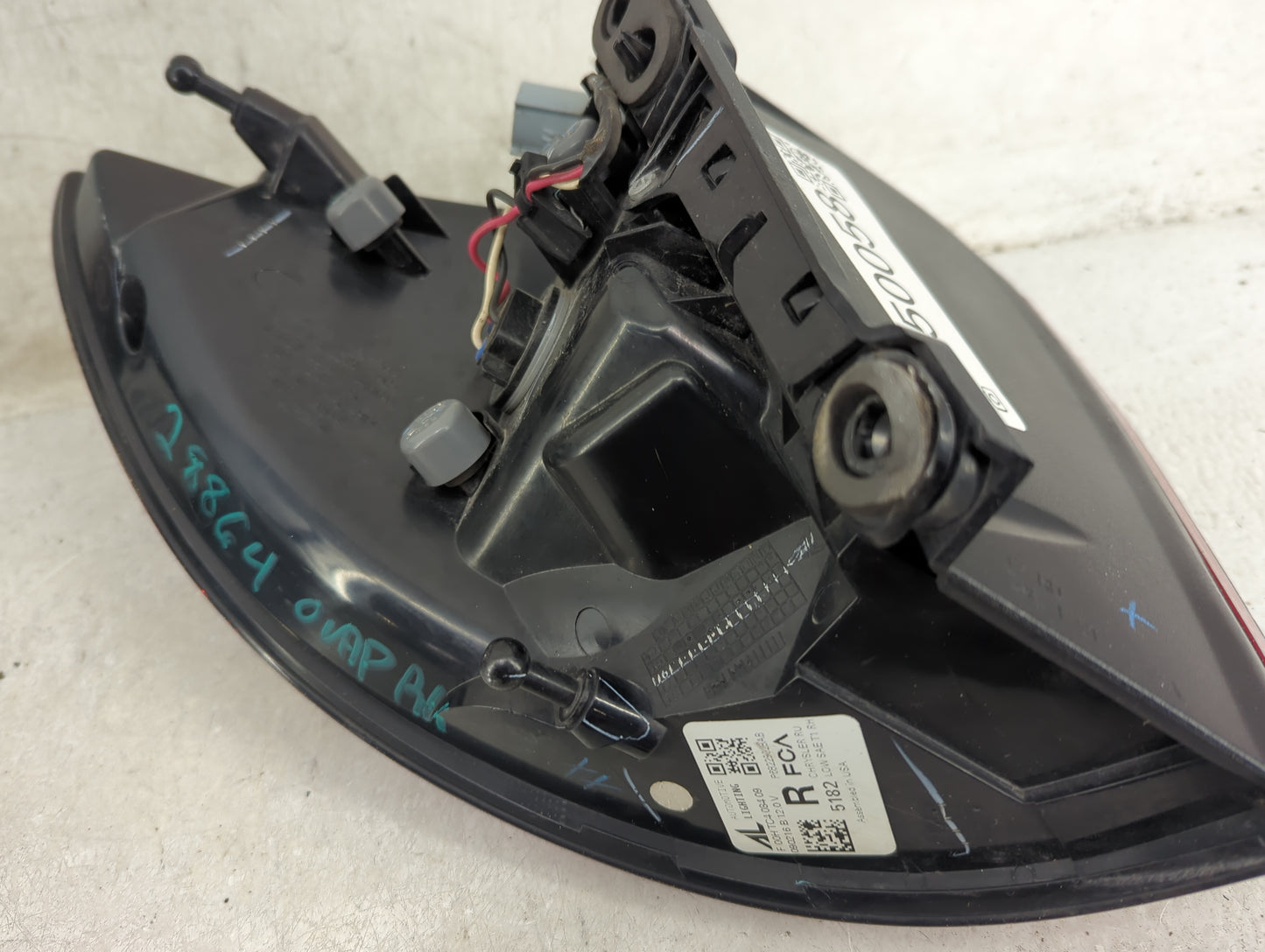 2017-2019 Chrysler Pacifica Tail Light Assembly Passenger Right OEM P/N:P68229028AB Fits Fits 2017 2018 2019 2020 2021 2022 