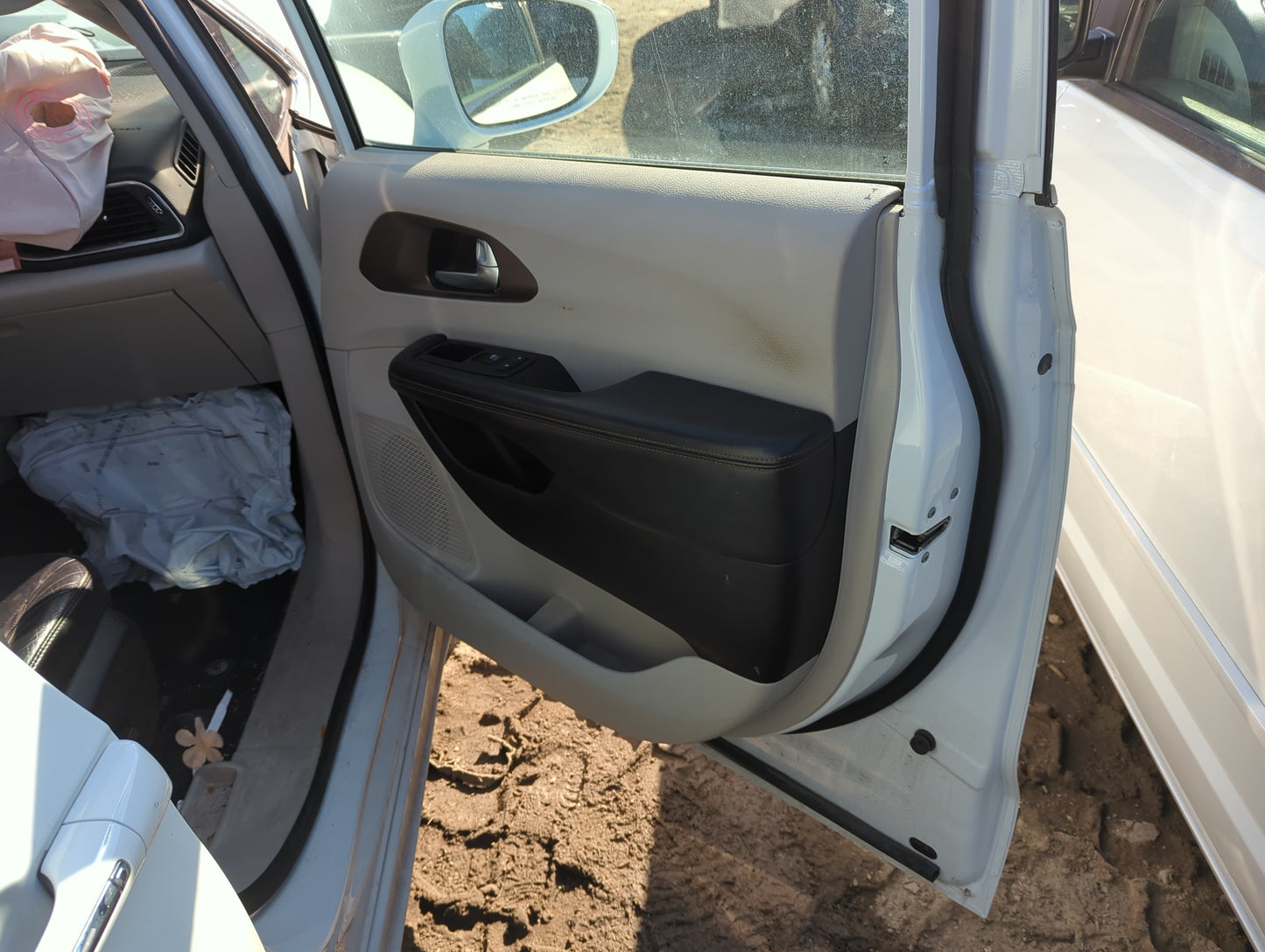 2017 Chrysler Pacifica Front Right Passenger Interior Door Panel Trim 5004766 - Oemusedautoparts1.com