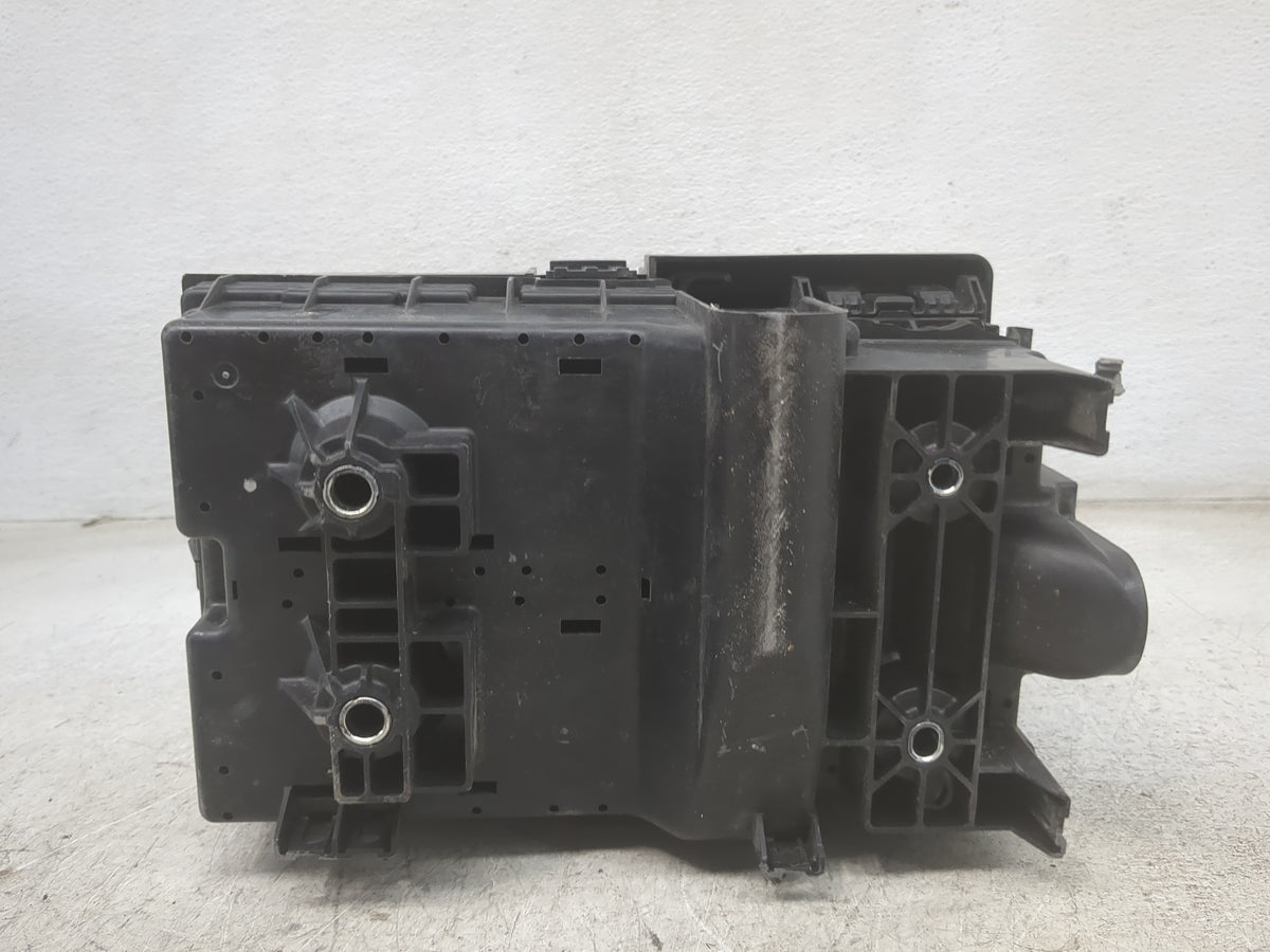 2017 Chrysler Pacifica Fusebox Fuse Box Panel Relay Module Fits OEM Used Auto Parts - Oemusedautoparts1.com