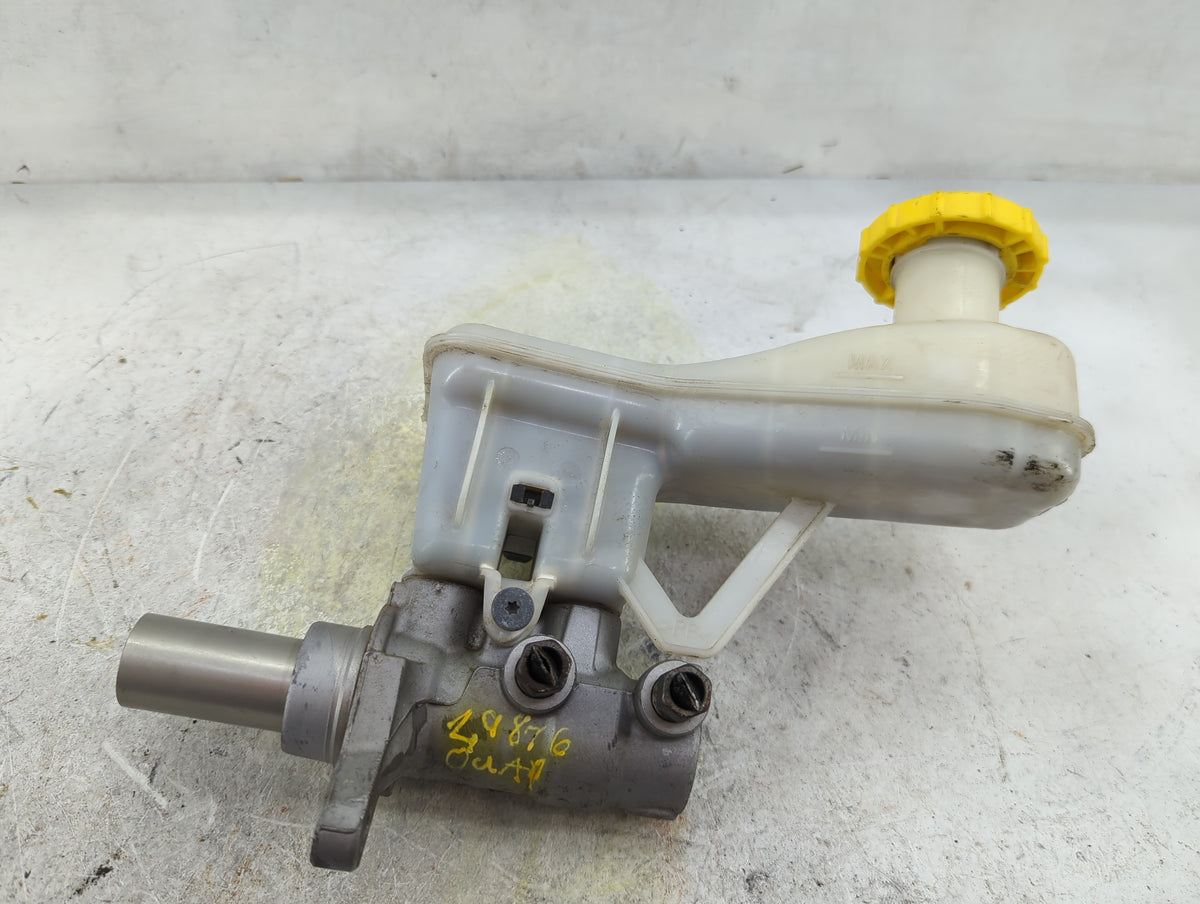 2017-2022 Chrysler Pacifica Brake Master Cylinder 5028667 - Oemusedautoparts1.com