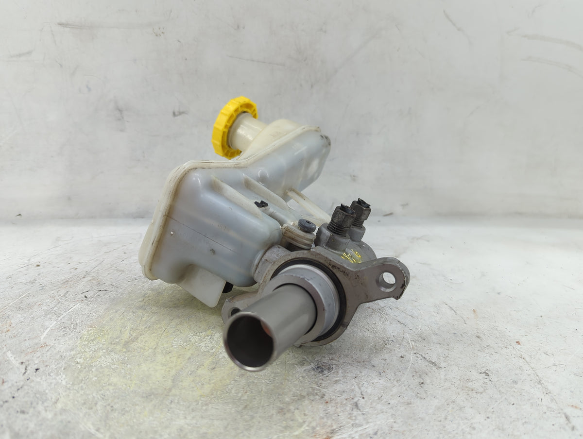 2017-2022 Chrysler Pacifica Brake Master Cylinder 5028667 - Oemusedautoparts1.com