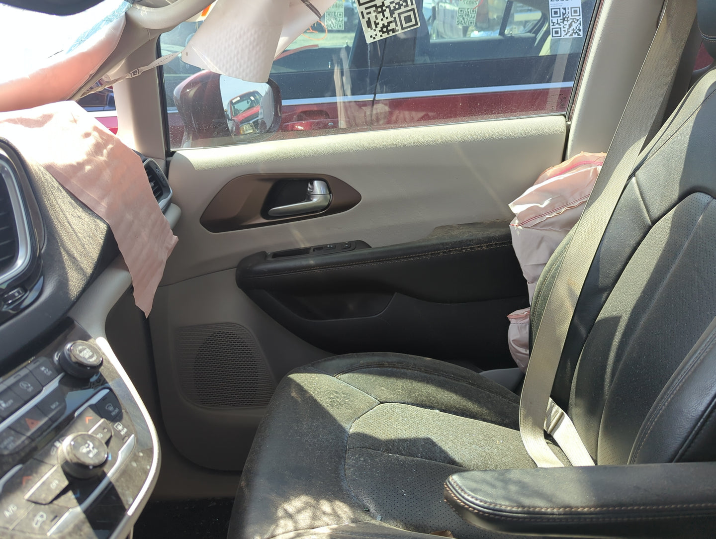 2017 Chrysler Pacifica Front Right Passenger Interior Door Panel Trim 5028690 - Oemusedautoparts1.com