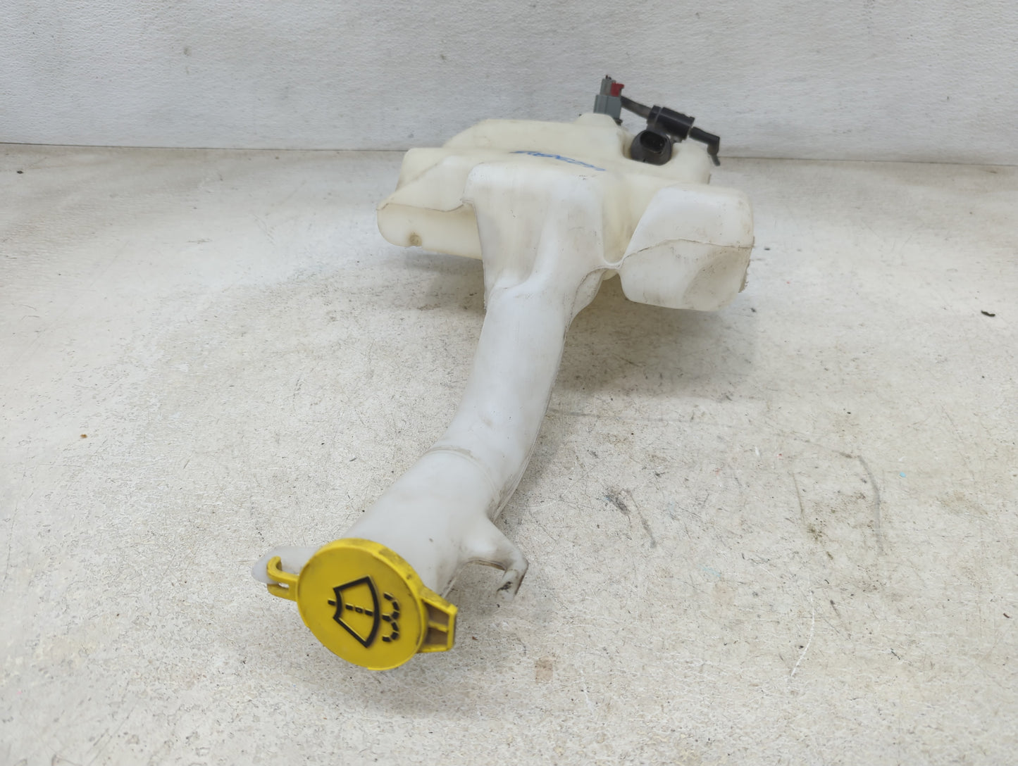 Dodge Caravan Windshield Washer Fluid Reservoir Bottle Oem 1465693 - Oemusedautoparts1.com