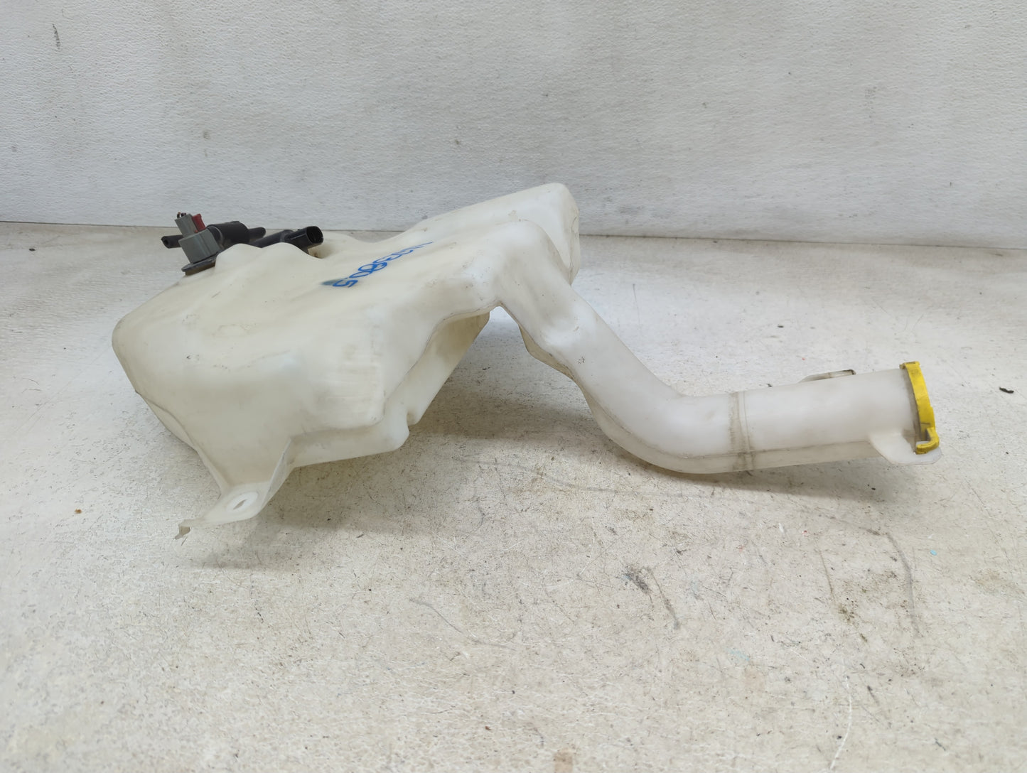 Dodge Caravan Windshield Washer Fluid Reservoir Bottle Oem 1465693 - Oemusedautoparts1.com
