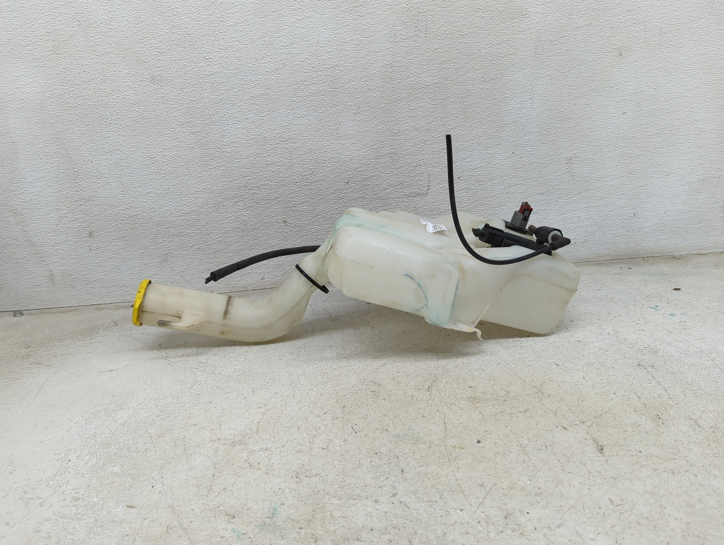 Dodge Caravan Windshield Washer Fluid Reservoir Bottle Oem 1474181 - Oemusedautoparts1.com