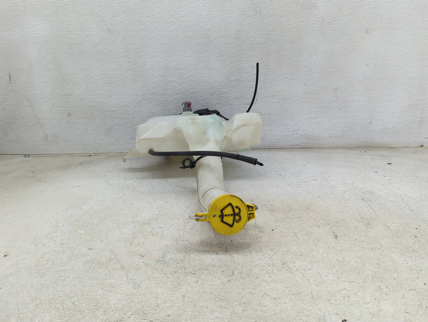 Dodge Caravan Windshield Washer Fluid Reservoir Bottle Oem 1474181 - Oemusedautoparts1.com