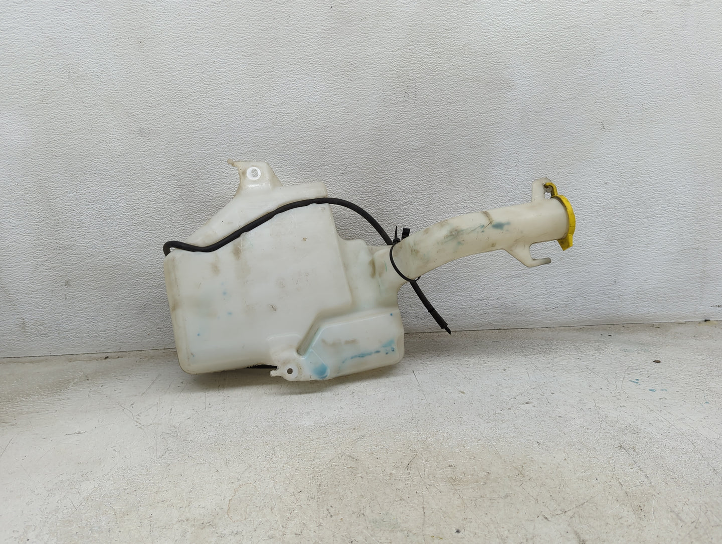 Dodge Caravan Windshield Washer Fluid Reservoir Bottle Oem 1474181 - Oemusedautoparts1.com