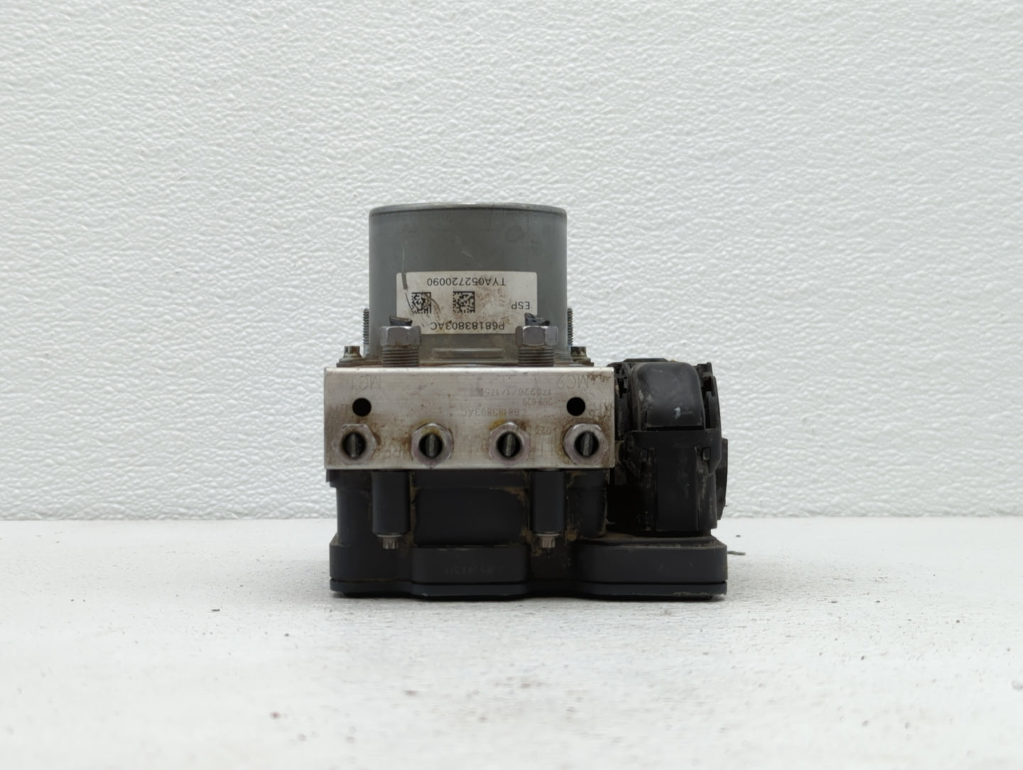 2017 Dodge Caravan ABS Pump Control Module Replacement P/N:68183803AC Fits Fits 2015 2016 2018 2019 2020 OEM Used Auto Parts