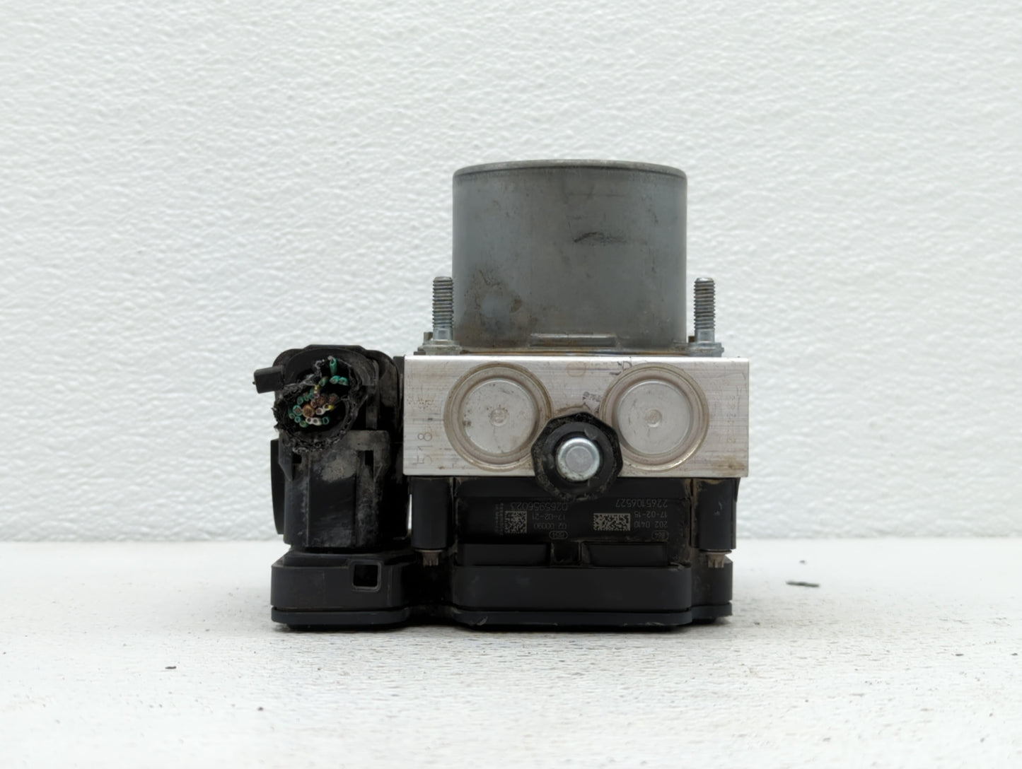 2017 Dodge Caravan ABS Pump Control Module Replacement P/N:68183803AC Fits Fits 2015 2016 2018 2019 2020 OEM Used Auto Parts