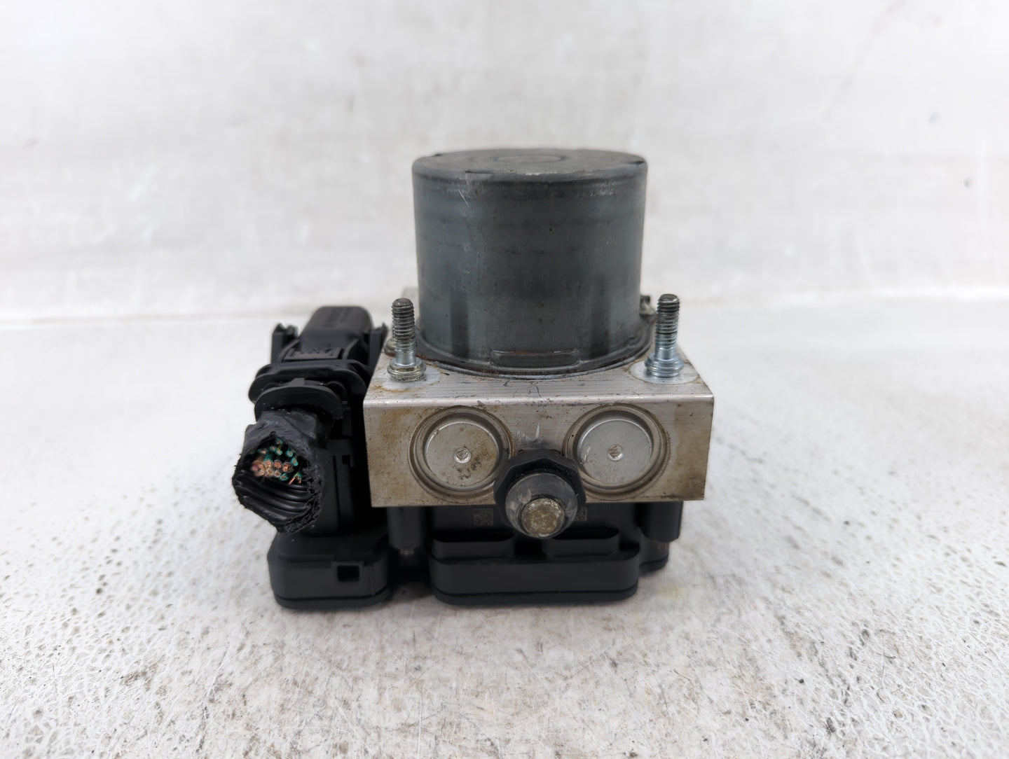 2017 Dodge Caravan ABS Pump Control Module Replacement P/N:P68183803AC Fits Fits 2015 2016 2018 2019 2020 OEM Used Auto Part