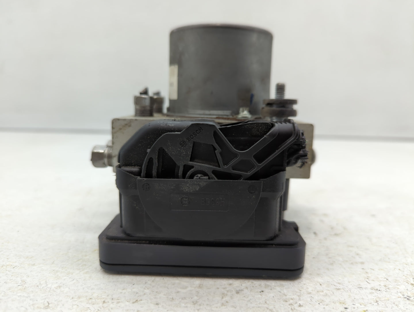 2017 Dodge Caravan ABS Pump Control Module Replacement P/N:6883803AC Fits Fits 2015 2016 2018 2019 2020 OEM Used Auto Parts 