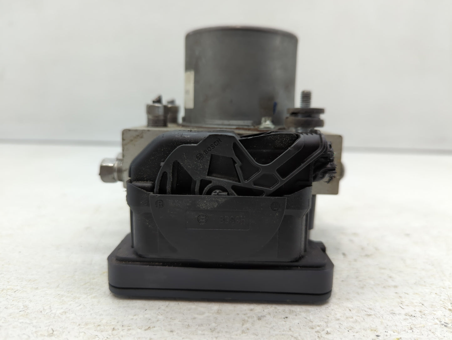 2017 Dodge Caravan ABS Pump Control Module Replacement P/N:6883803AC Fits Fits 2015 2016 2018 2019 2020 OEM Used Auto Parts 