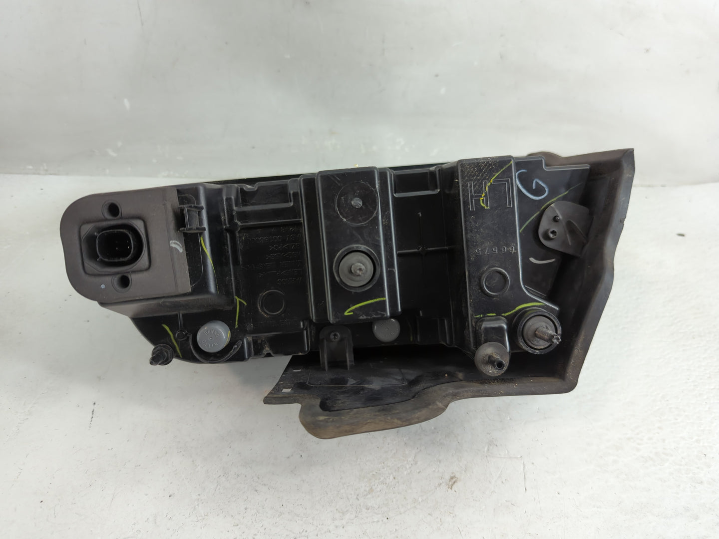 2015-2022 Dodge Challenger Tail Light Assembly Driver Left OEM P/N:00186000-140000 68403955-AB Fits OEM Used Auto Parts - Oe