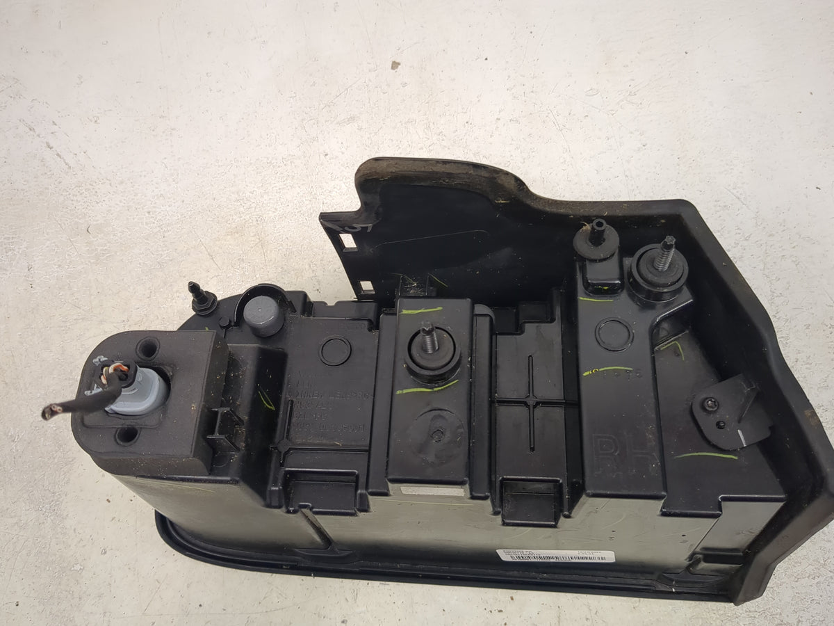 2015 Dodge Challenger Passenger Right Side Deck Lid Mounted Tail Light - Oemusedautoparts1.com